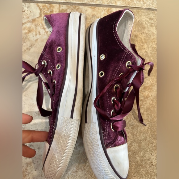 Converse Women’s Low-Top bold Sneakers in Burgundy - Picture 3 of 6